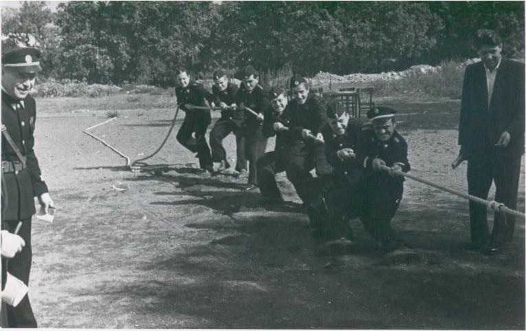 Senožeški gasilci pri vlečenju vrvi na tekmovanju - 1952
